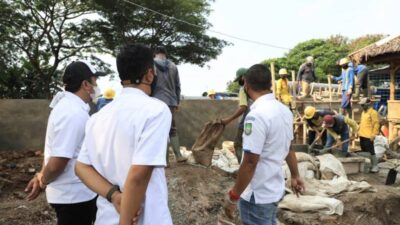 Dinas Pekerjaan Umum dan Penataan Ruang Kota Tangerang lakukan upaya preventif dengan membangun beberapa sarana upaya pengendalian banjir, turap/embung, dan pembangunan pompa air di wilayah yang rawan terkena banjir atau genangan.