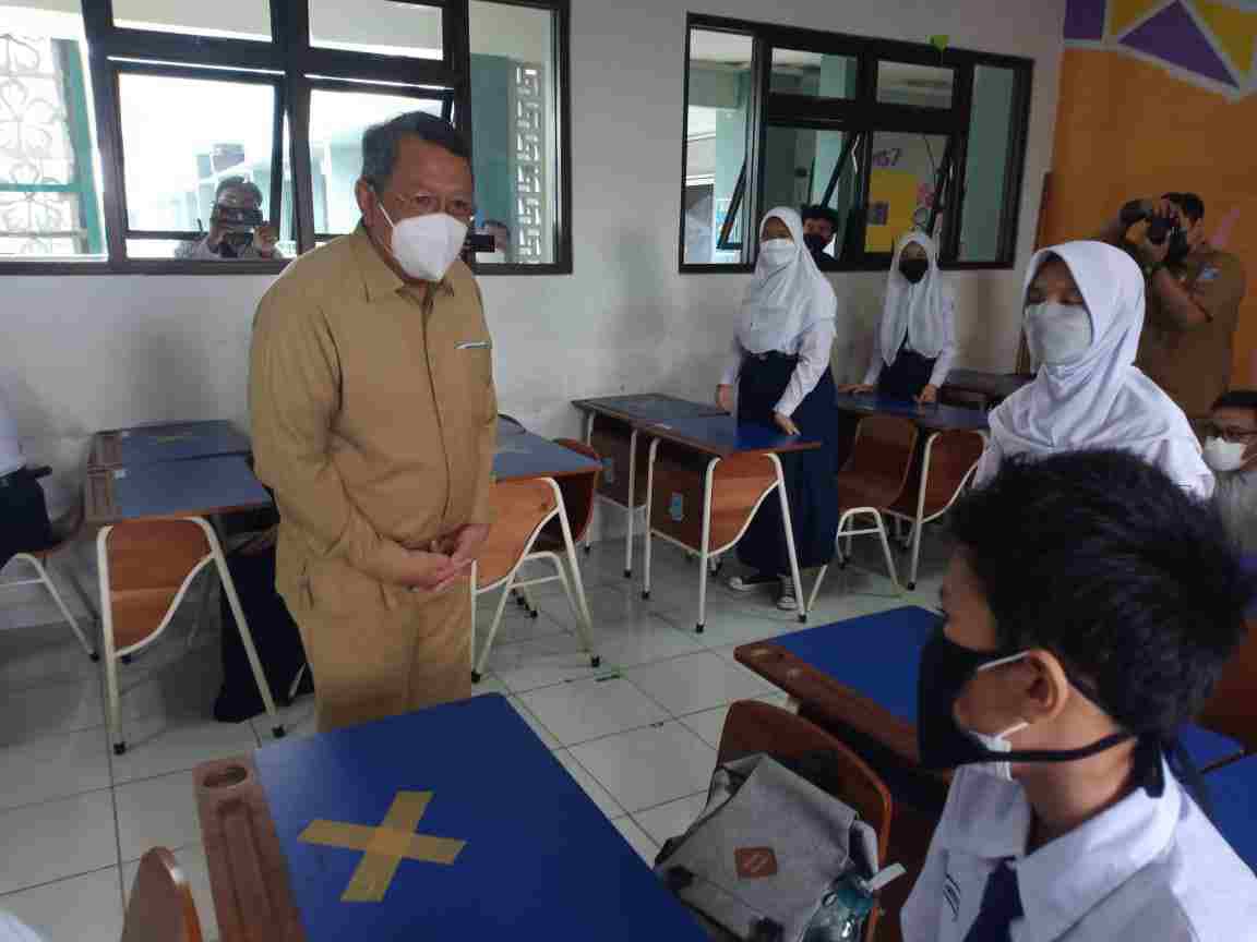 Wali Kota Tangerang Selatan Benyamin Davnie meninjau pelaksanaan Pembelajaran Tatap Muka (PTM) Terbatas hari pertama di SMPN 8 Tangsel, Senin (6/9/2021).