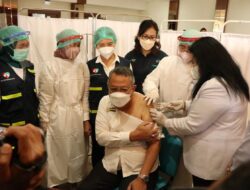 Wali Kota Tangsel Jadi yang Pertama Disuntik Vaksin Booster