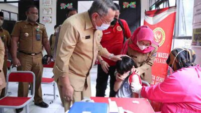 Wali Kota Tangerang Selatan Benyamin Davnie saat meninjau pelaksanaan vaksin ke 2 di SD Negeri Pisangan 02, Ciputat Timur, Selasa (15/2/2022).