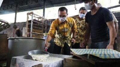 Wakil Wali Kota Tangsel Pilar Saga Ichsan saat meninjau pabrik tahu di Jalan H Toran, RT 1/1, Rengas, Ciputat Timur, Kamis (24/2/2022).