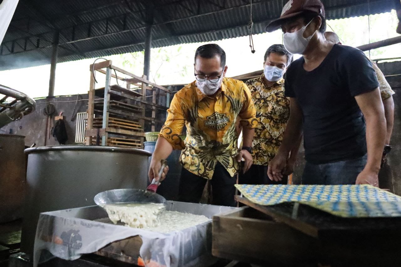 Wakil Wali Kota Tangsel Pilar Saga Ichsan saat meninjau pabrik tahu di Jalan H Toran, RT 1/1, Rengas, Ciputat Timur, Kamis (24/2/2022).
