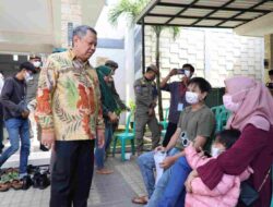 Benyamin Davnie Tinjau Vaksinasi Lansia di Kampung Dhuha Ar-Raudhah Pamulang