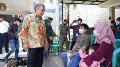 Wali Kota Tangerang Selatan (Tangsel) Benyamin Davnie meninjau kegiatan vaksinasi di Kampung Dhuha Ar-Raudhah, Kelurahan Benda Baru, Kecamatan Pamulang, Kota Tangsel, Senin (21/2/2022).