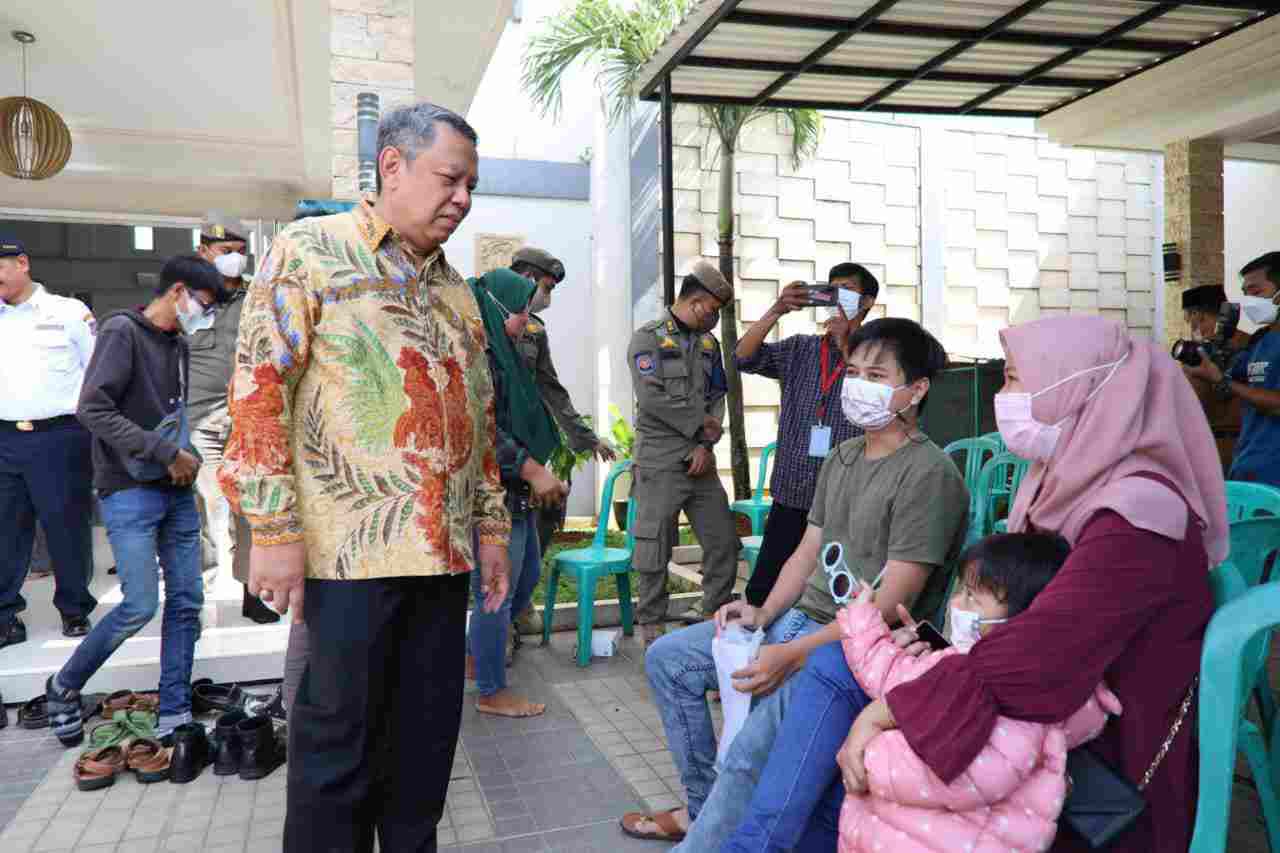 Wali Kota Tangerang Selatan (Tangsel) Benyamin Davnie meninjau kegiatan vaksinasi di Kampung Dhuha Ar-Raudhah, Kelurahan Benda Baru, Kecamatan Pamulang, Kota Tangsel, Senin (21/2/2022).