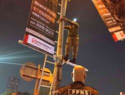 Satpol PP Kota Tangsel Tertibkan Ratusan Reklame Non Permanen tak Berizin