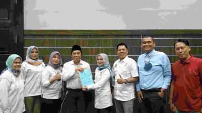 Ketua Kormi Banten Hj Nuraeni (empat dari kanan) menyerahkan berkas yang berisi sejarah Kormi dan salinan UU Nomor 11 Tahun 2022 kepada Penjabat Gubernur Banten Dr Al Muktabar.