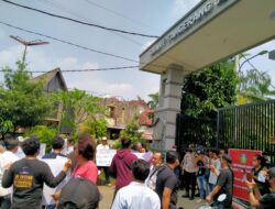Protes PPDB, Aliansi LSM Peduli Pendidikan Demo di Kantor KCD Tangsel