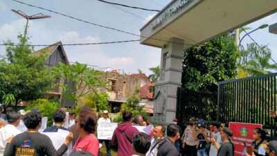 Protes PPDB, Aliansi LSM Peduli Pendidikan Demo di Kantor KCD Tangsel