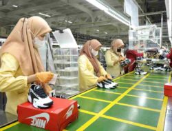 Bersama Mendag, Wakil Wali Kota Pilar Lepas Ekspor 6.700 Pasang Sepatu Produksi Pabrik di Tangsel