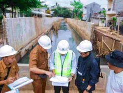 Percepat Pengendalian Banjir, Pilar Tinjau Pembangunan Turap di Puri Bintaro Indah
