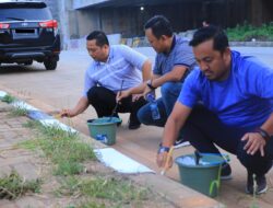 Arief-Sachrudin Bersama Pegawai Mengecat Ruas Jalan