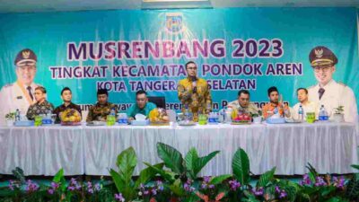 Wakil Wali Kota Tangerang Selatan Pilar Saga Ichsan (berdiri di tengah) saat menghadiri kegiatan Musyawarah Perencanaan Pembangunan di Kantor Kecamatan Pondok Aren, Kamis (2/2/2023)