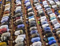 Cara Turun Untuk Sujud Ketika Shalat, Lutut atau Kedua Tangan yang Didahulukan Menyentuh Tempat Sujud?