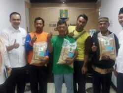 DKP Kota Tangerang Bagikan 1 Ton Bibit Padi ke Kelompok Tani Pangan