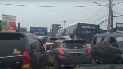 Padatnya Lalu Lintas di Kawasan Wisata Anyer, Aparat Berlakukan Sistem One Way