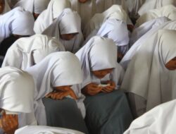 Apa Sebenarnya Isi Tas Gadis Ini..Kenapa Semua Orang Menangis Setelah Melihat Isi Tasnya??