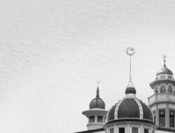 Asal Usul Lambang Bulan Sabit dan Bintang: Simbol Kebanggaan dan Kejayaan Islam Sejak Kekhalifahan Turki Utsmani