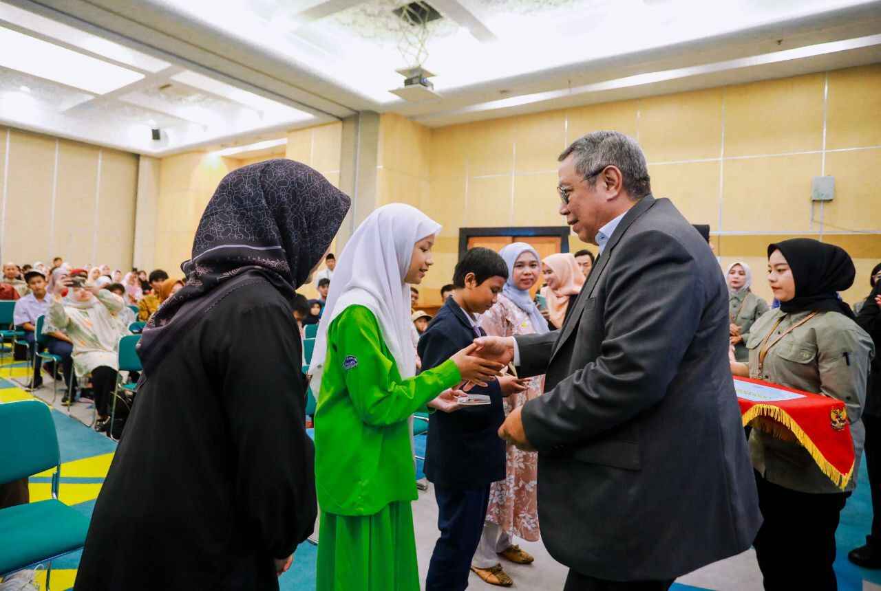 Wali Kota Tangsel Benyamin Davnie Serahkan Bantuan Pendidikan untuk 5.000 Siswa yang Tak Lolos SMP Negeri