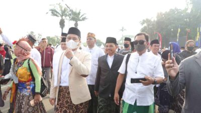 Jalan Sarungan Ramaikan Festival Al-Azhom ke-11 2024 di Kota Tangerang