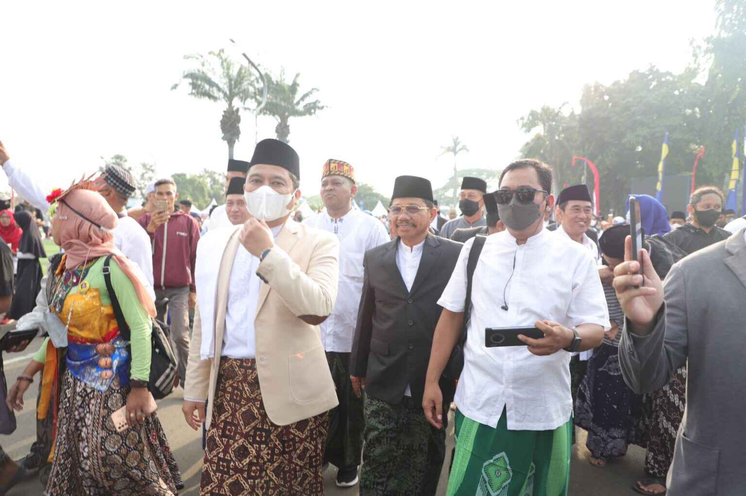 Jalan Sarungan Ramaikan Festival Al-A'zhom ke-11 2024 di Kota Tangerang