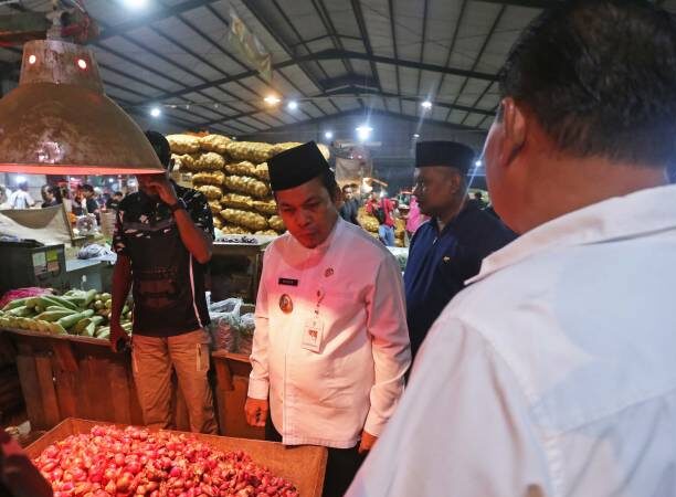 Pj Wali Kota Tangerang Sidak Pasar Jatiuwung: Stabilkan Harga dan Pasokan Pangan untuk Tekan Inflasi