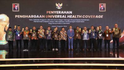 Wapres Ma'ruf Amin Berikan Penghargaan UHC Awards kepada 493 Kepala Daerah