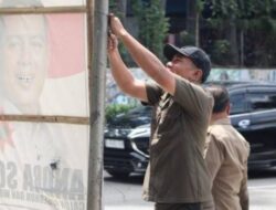 Satpol PP Tangerang Bersama KPU Tertibkan APK Selama Masa Tenang