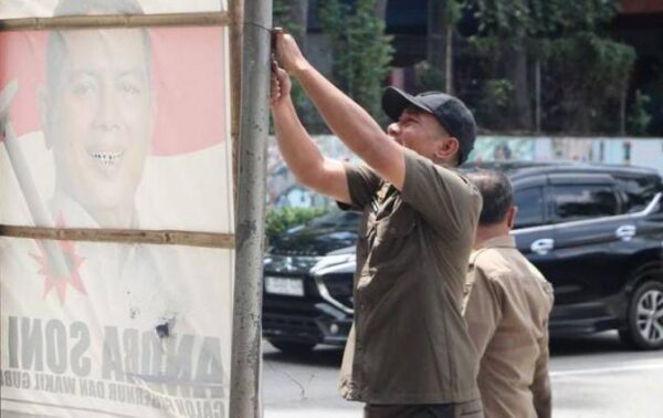 Satpol PP Tangerang Bersama KPU Tertibkan APK Selama Masa Tenang