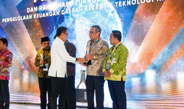Benyamin Davnie Bawa Kota Tangsel Raih APBD Award 2024