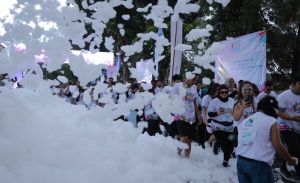 Gerimis Tak Halangi Ribuan Peserta Semarakkan Tangsel Color & Bubble Run 2024