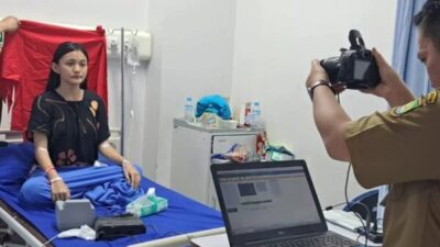 Petugas Kecamatan Karawaci sedang merekam e-KTP warga di rumah sakit Kota Tangerang