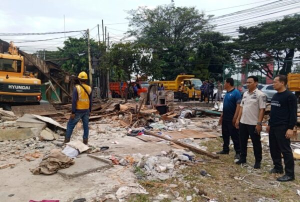 Proses pembongkaran Pasar Pisang Babakan oleh Pemkot Tangerang