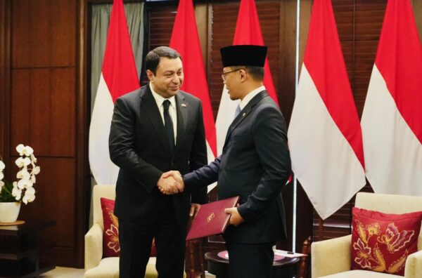 Menteri Luar Negeri RI Sugiono bersama Duta Besar Azerbaijan Ramil Rzayev dalam pertemuan di Kemlu