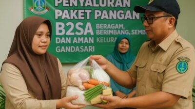 Petugas DKP menyerahkan paket bahan pangan B2SA kepada warga Gandasari, Kota Tangerang.