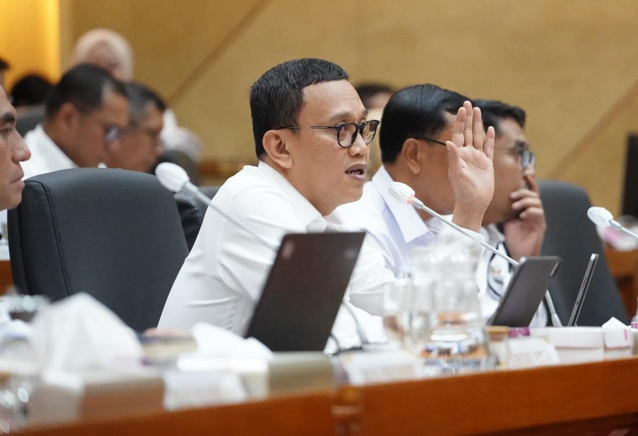 Menteri Abdul Kadir Karding dalam rapat kerja KemenP2MI dan Komisi IX DPR RI