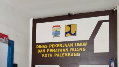 Ilustrasi pengusaha di Palembang mengurus dokumen SLF