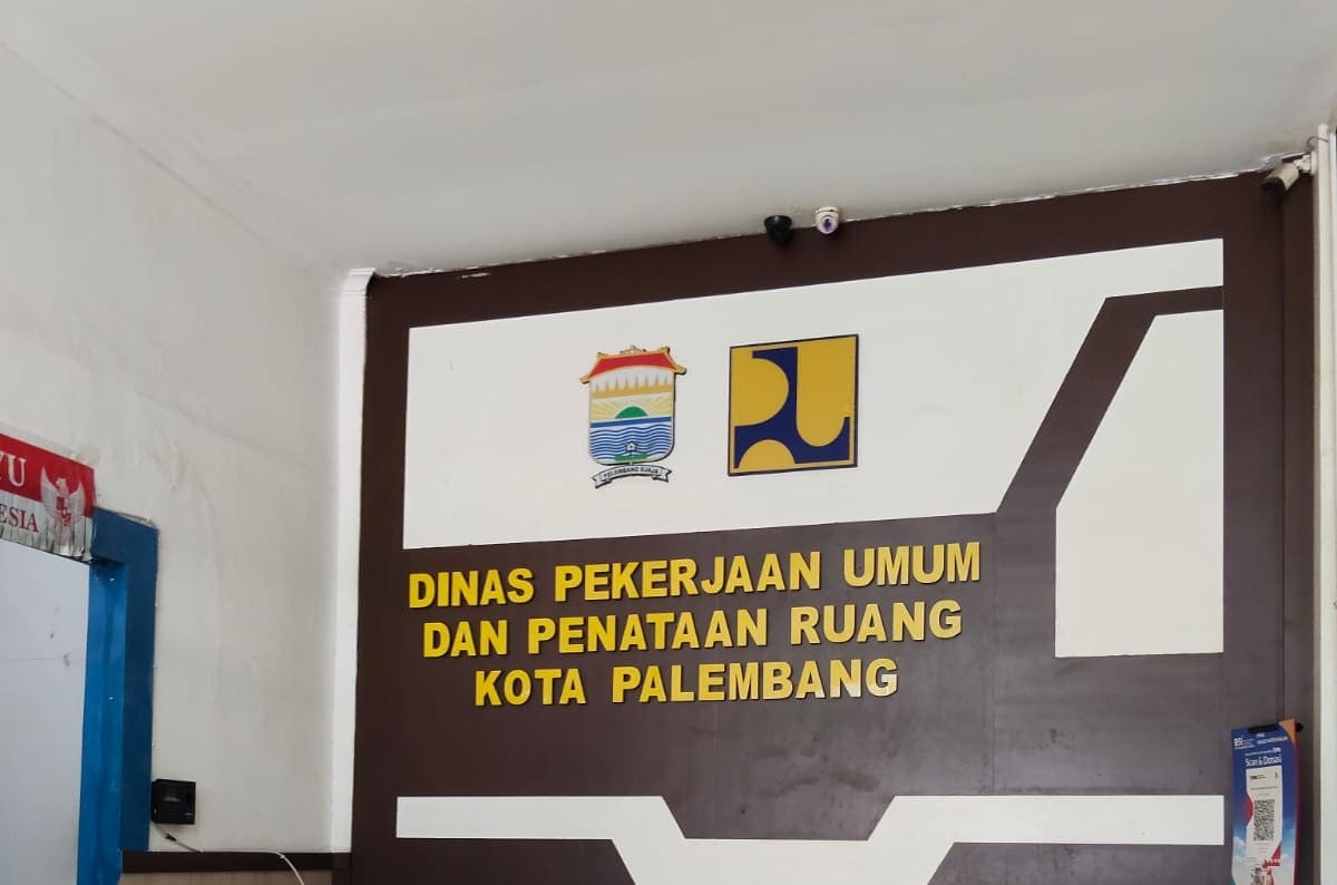 Ilustrasi pengusaha di Palembang mengurus dokumen SLF