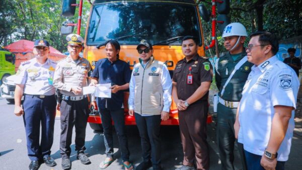 Razia truk overload oleh Pemkot Tangsel di Jalan Raya Serpong