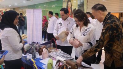 Kepala Kantor Imigrasi Jakarta Selatan Bugie Kurniawan membuka Festival Keimigrasian dan Bakti Sosial di Kebayoran Park Mall