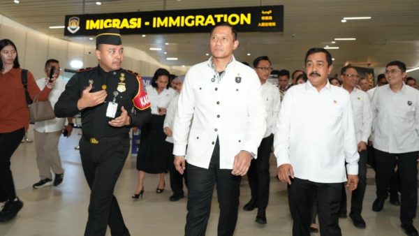 Menteri dan pejabat terkait meresmikan Sistem Deklarasi All Indonesia di Bandara Soekarno-Hatta