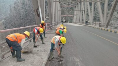Akses Lumajang–Malang Aman, Alat Berat PU Dikerahkan Bersihkan Abu Vulkanik Semeru
