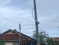 Lampu PJU Hampir Jatuh di Pandeglang, Warga Resah Tak Kunjung Diperbaiki