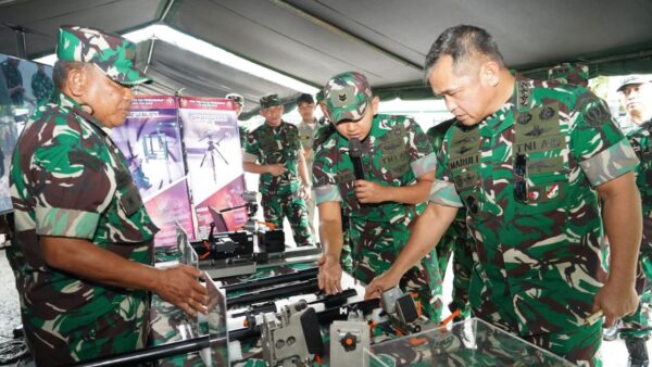 Kasad Jenderal TNI Maruli Simanjuntak meninjau inovasi Litbang TNI AD