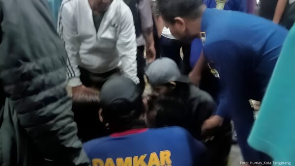 Petugas mengamankan lokasi pemuda ngamuk di Ciledug