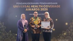 Wakil Wali Kota Tangsel Pilar Saga Ichsan menerima UHC Award Kota Madya
