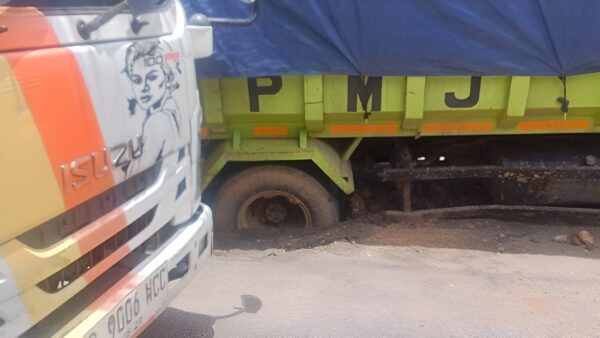 Kondisi Jalan Rasuna Said Pinang rusak akibat truk proyek