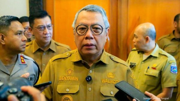 Wali Kota Tangsel Benyamin Davnie meninjau penanganan sampah