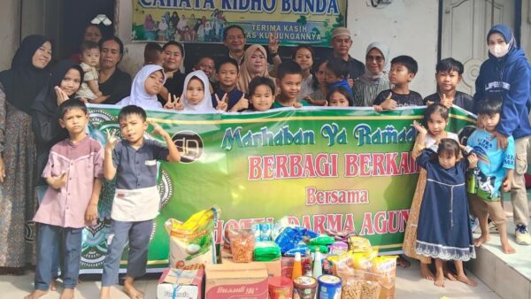Tim Darma Agung Palembang menyerahkan bantuan sembako kepada anak-anak panti asuhan pada Ramadan 2026