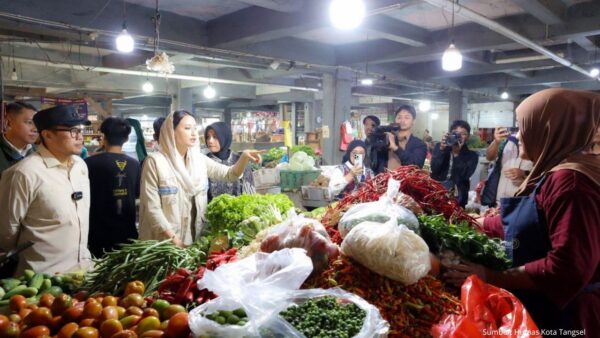 Wamendag Dyah Roro Esti dan Pilar Saga Ichsan memantau harga sembako di Pasar Ciputat